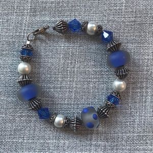 Bracelet with pearls and blue beads